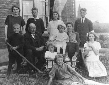 Kleinpenning F 1925 ouderlijk gezin Zeddam.jpg