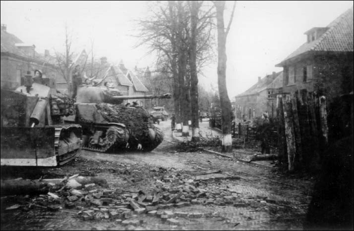 Tanks van het Canadese Eerste Leger rijden 's-Heerenberg binnen.