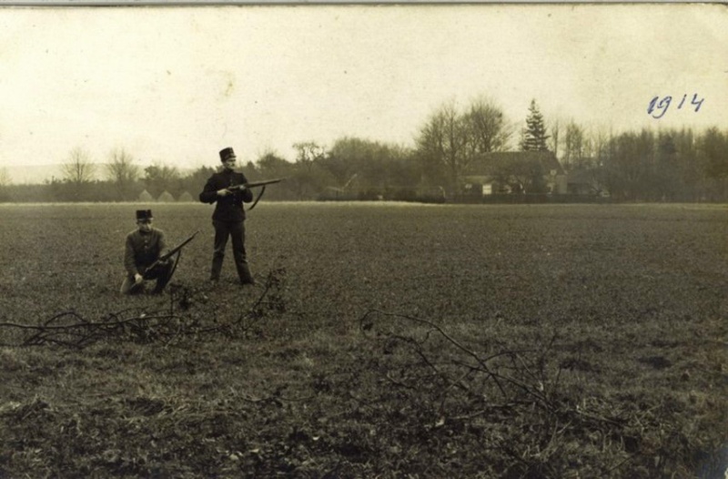 Bestand:1914 Herfst begin wereldoorlog 2 militairen.jpg