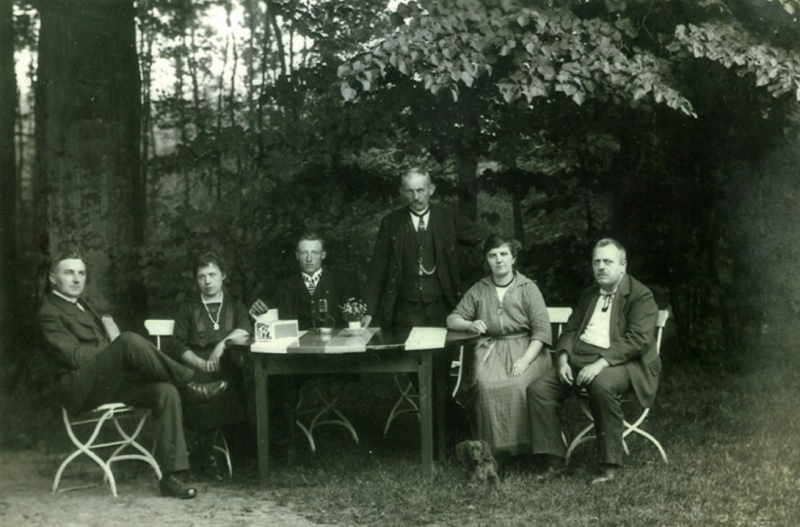 Bestand:1922-06-16 familie Meister 100 jaar op de Byvank.png