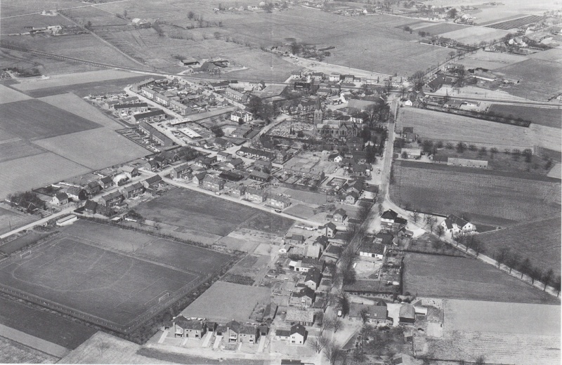 Bestand:1963 StJgstr Luchtfoto Kerk vanaf Elten.jpg