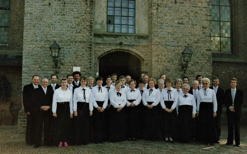 Bestand:1986 Zangkoor Sint Martinuskerk Beek.jpg