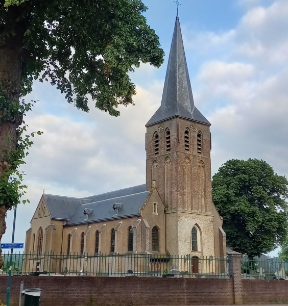 Bestand:2021 Sint-Martnuskerk Beek.jpg