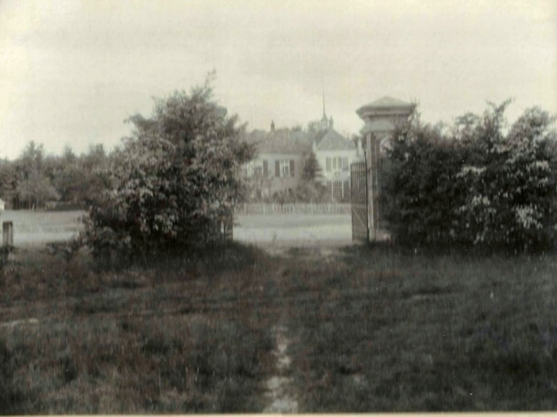 Bestand:Achterzijde kasteel Byvank met openstaande inrijpoort 29-05-1915.jpg