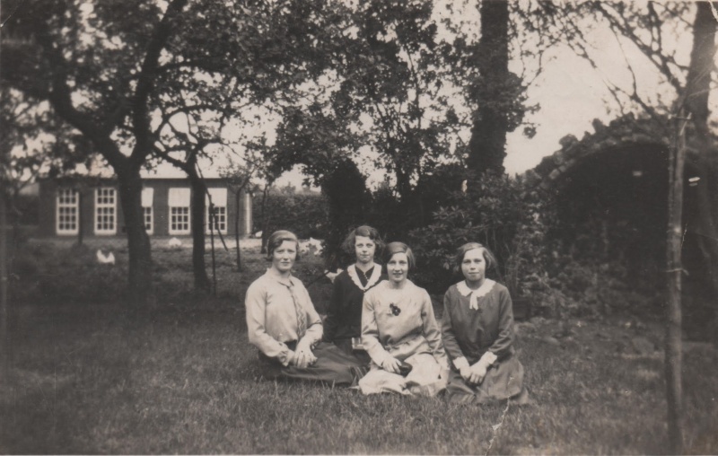 Bestand:Afscheid Huishoudschool Zeddam 1931-1932.jpg