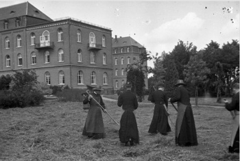 Collectie Kolkmeyer Jezuïeten hooien 1.jpg