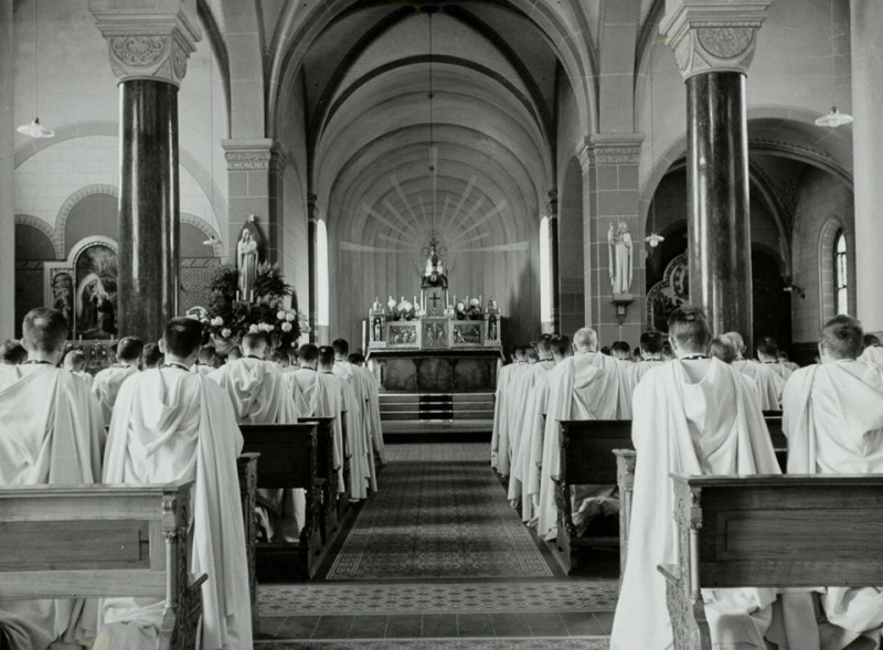 Bestand:De witte paters in de kapel Don Rua..jpg