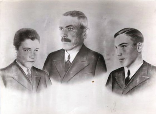 Giezen vader en 2 zonen 1943.jpg