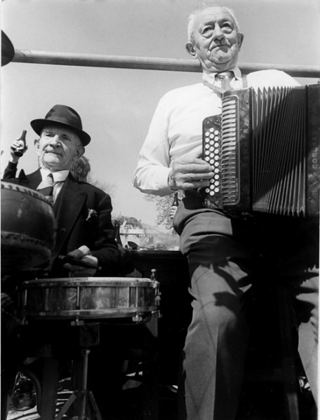 Bestand:Het muzikale duo Karel en Herman.jpg