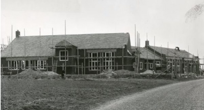 1950 de school in aanbouw