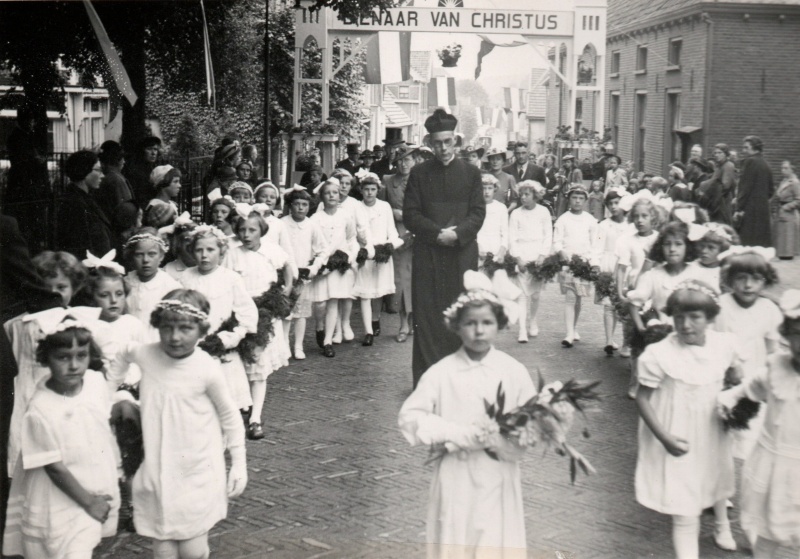 Bestand:Intocht neomist Sloot 1939 Zeddam.jpg