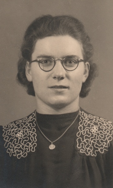 Bestand:Jonge Elisabeth Maria Gasseling (1920-2012).jpg