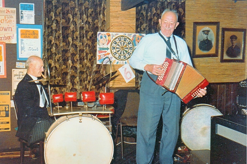 Bestand:Muzikale Duo Karel en Herman.jpg