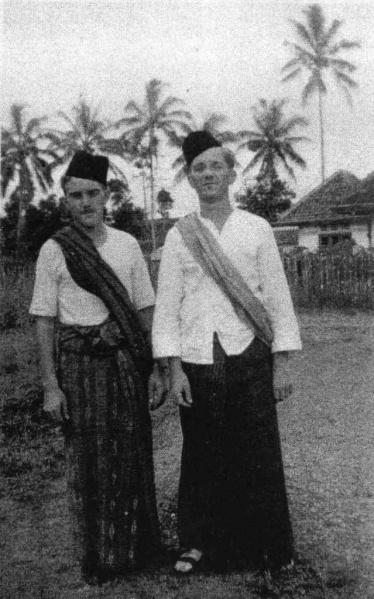 Bestand:Nol Franken (rechts) als Javaan.jpg