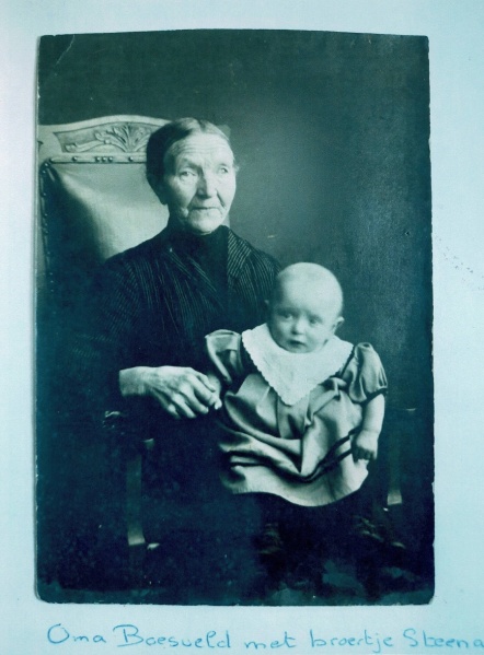 Bestand:Oma Boesveld met broertje Steenakker.jpg