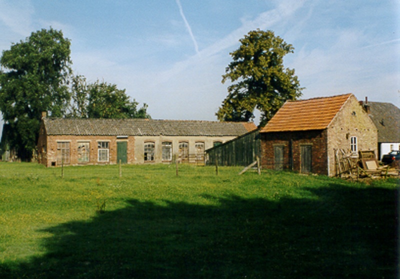 Bestand:Oude schuren boerdeerij Limbeek.jpg