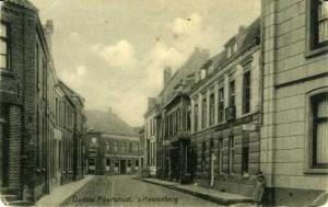 De Oudste Poortstraat met rechts de Probat