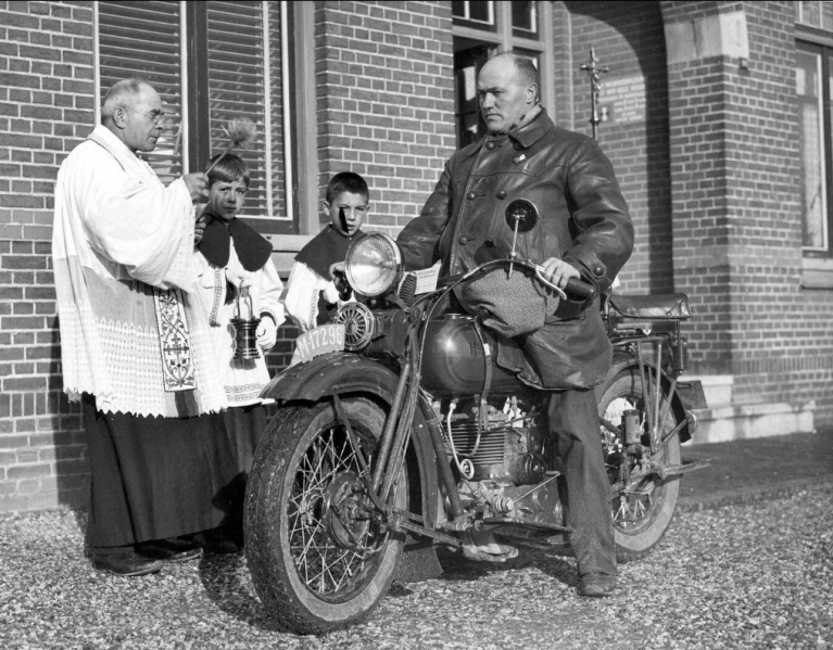 Bestand:Pater Janssen zegent een motor.jpg