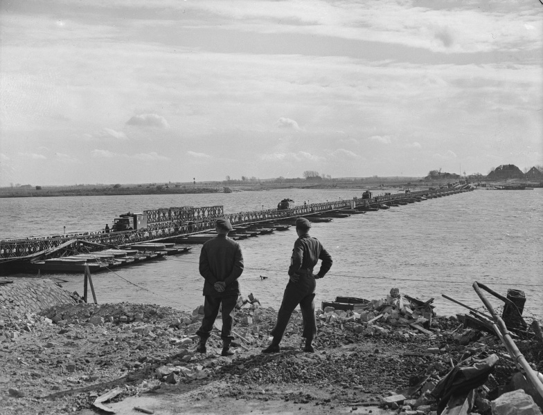 Bestand:Pontonbrug Emmerik.jpg