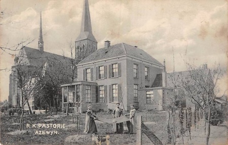 R.K. Pastorie met kerk Azewijn circa 1908.jpg