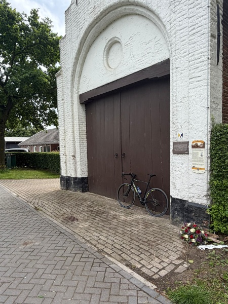 Bestand:Steenen Poort Houten.jpeg
