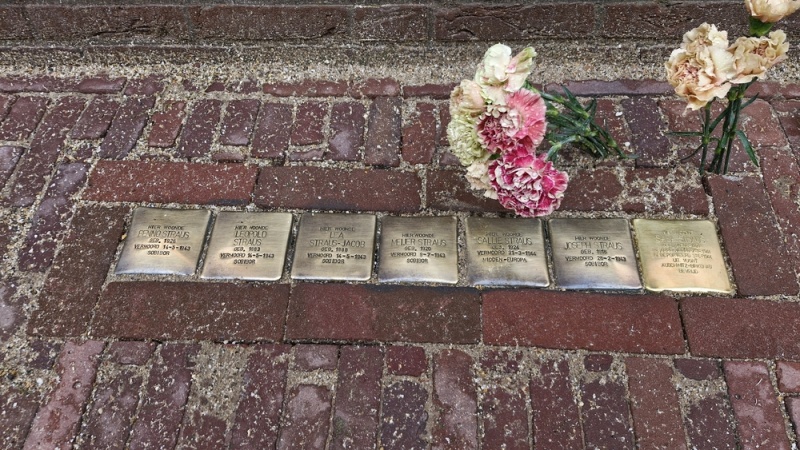 Bestand:Stolpersteinen Fam. Strauss.jpg