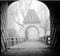 Toegangspoort van Kasteel Huis Bergh in de mist november 1963.png
