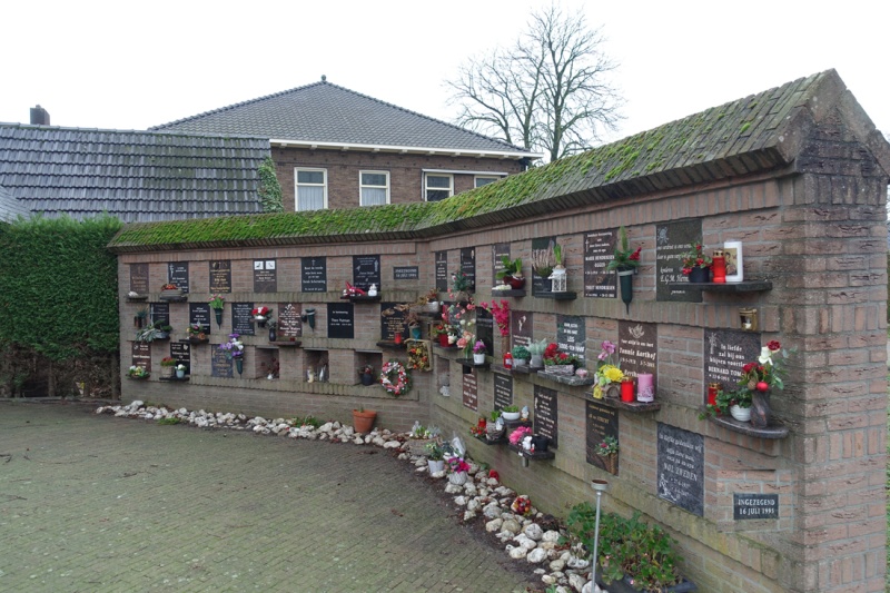 Bestand:Urnenmuur sinds 1995.jpg