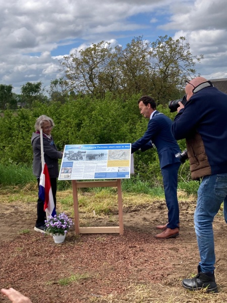 Bestand:Vliegend fort 44-8199 b.jpg